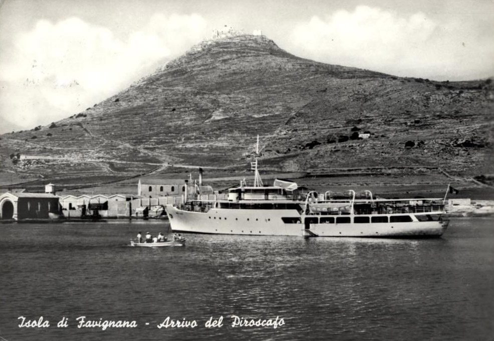 Arrivo del piroscafo a Favignana, 1961