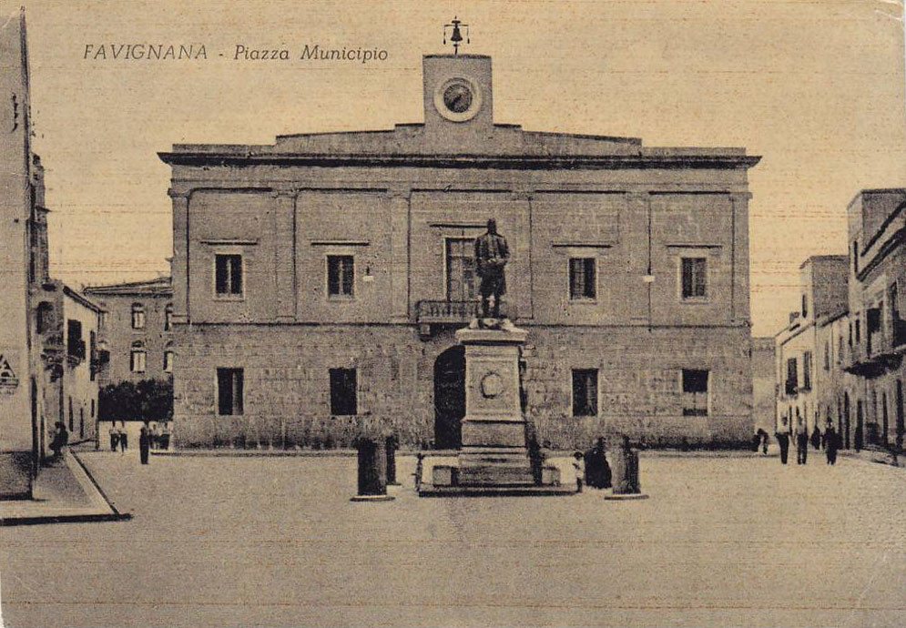 Piazza Europa, la piazza del municipio di Favignana